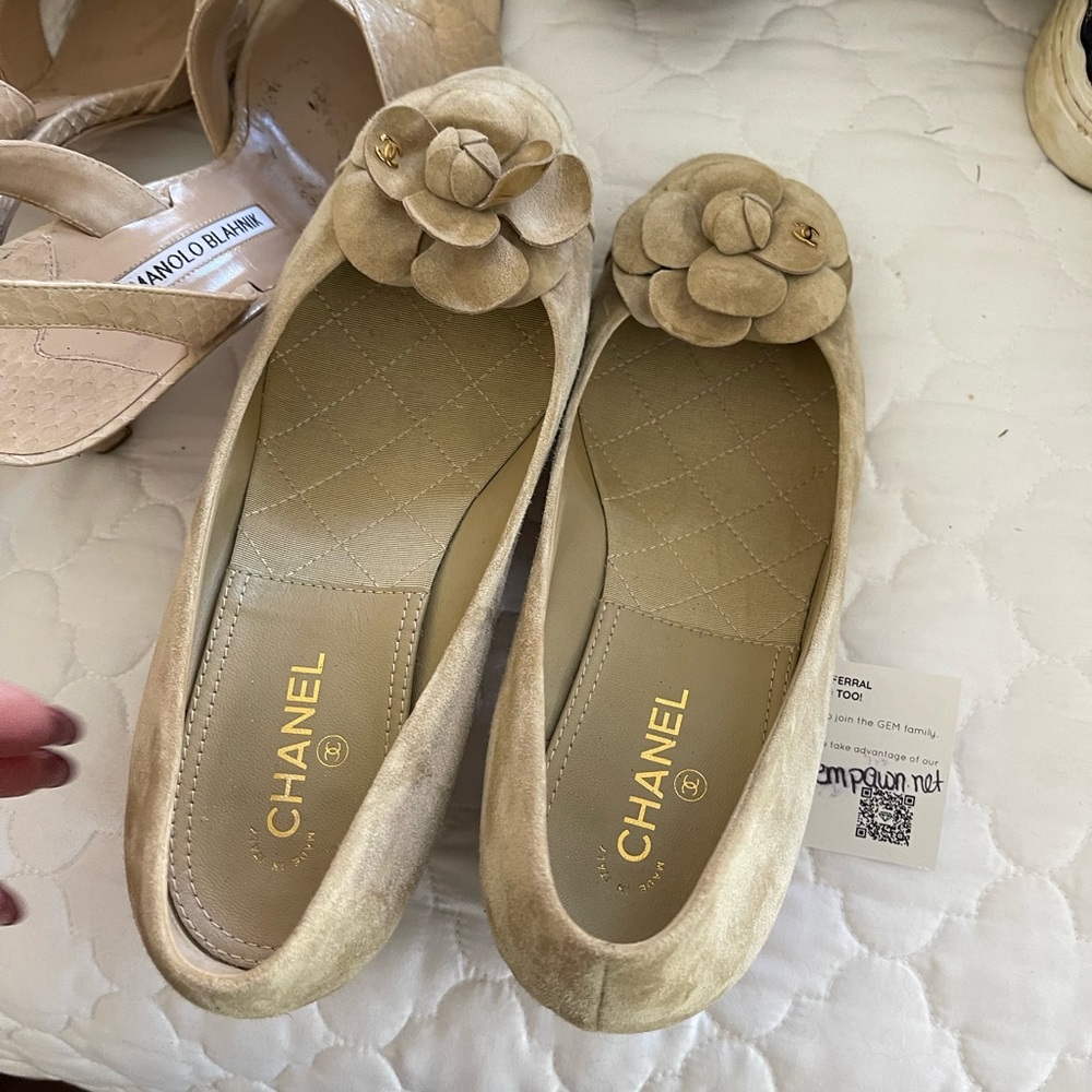 Size 9 Chanel beige suede block Camélia heels